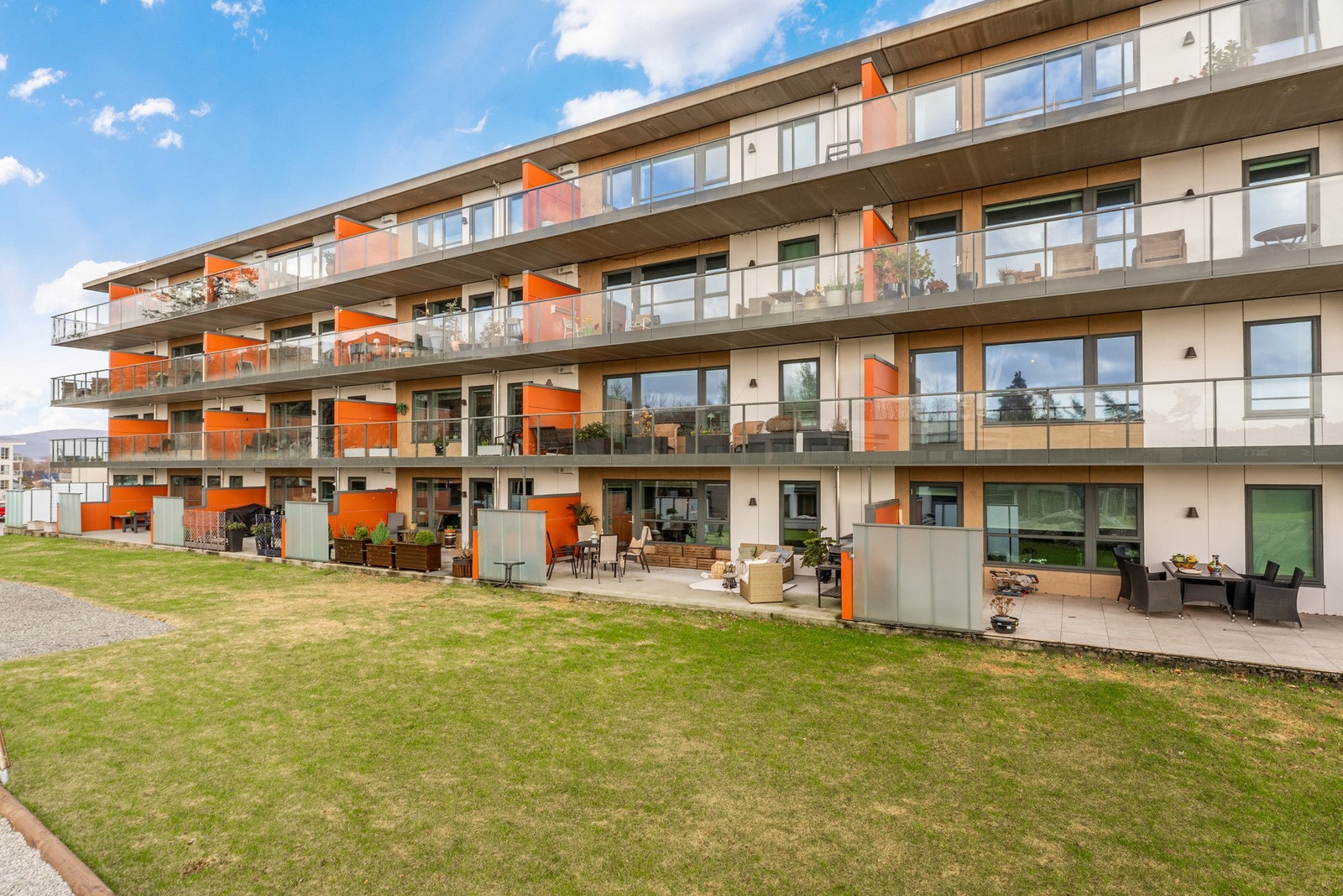 Leiligheten liggger i et populært boområde i Løypetona med nærhet til både natur, sjø og hverdagslige fasiliteter. Galleribilde