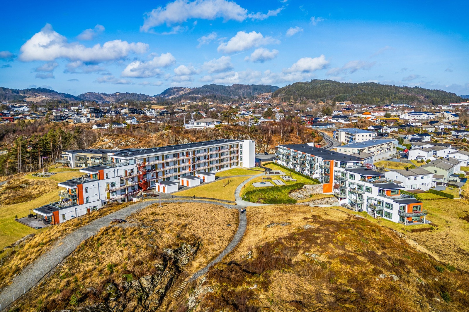 I nærområdet er det gangavstand til bussforbindelse samt hurtigbåt som frakter deg til Bergen sentrum Galleribilde