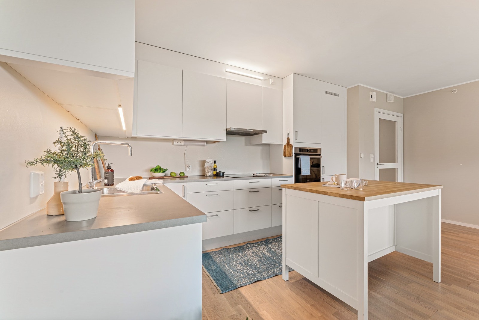 Tilbake i boligen finner vi kjøkkenet Galleribilde