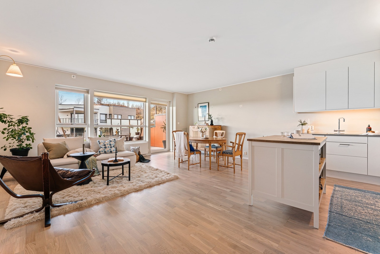 Velkommen til en lys og luftig leilighet med god plass til å innrede i forskjellige soner Galleribilde