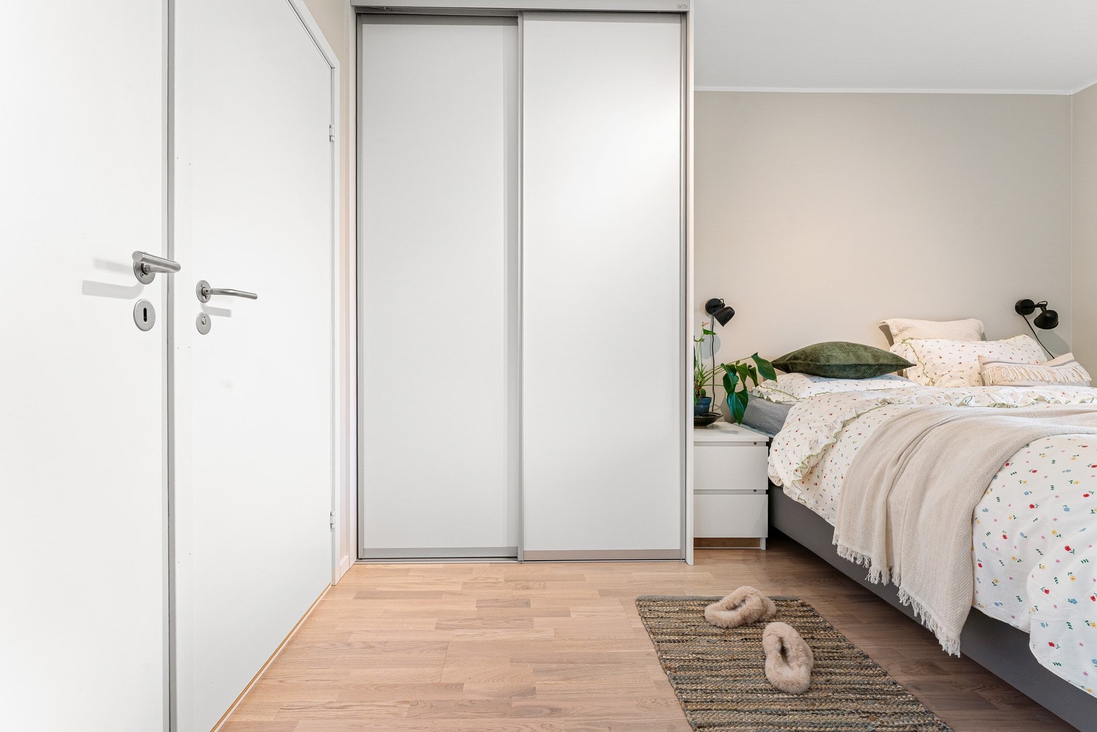 Hovedsoverom er praktisk anlagt med garderobe, samtidig som det er plass til nattbord på hver side av dobbeltsengen Galleribilde