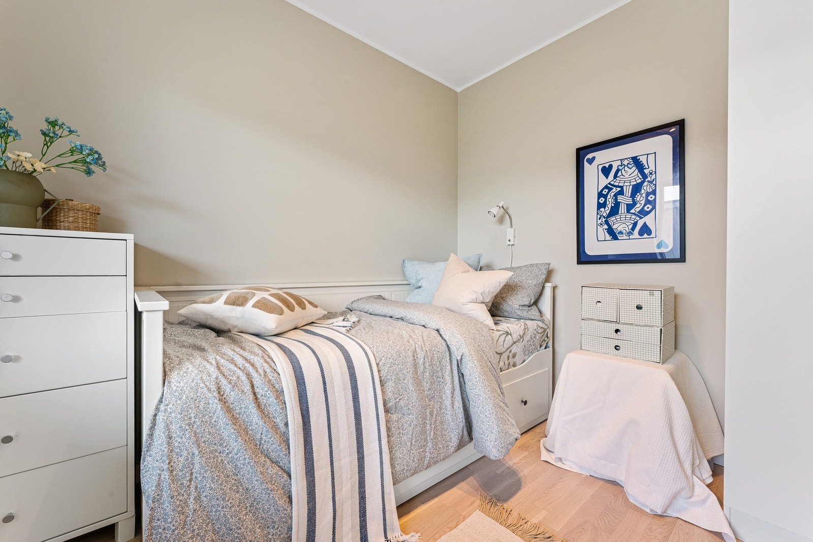 To av soverommene har vindu mot øst som gir morgensol Galleribilde