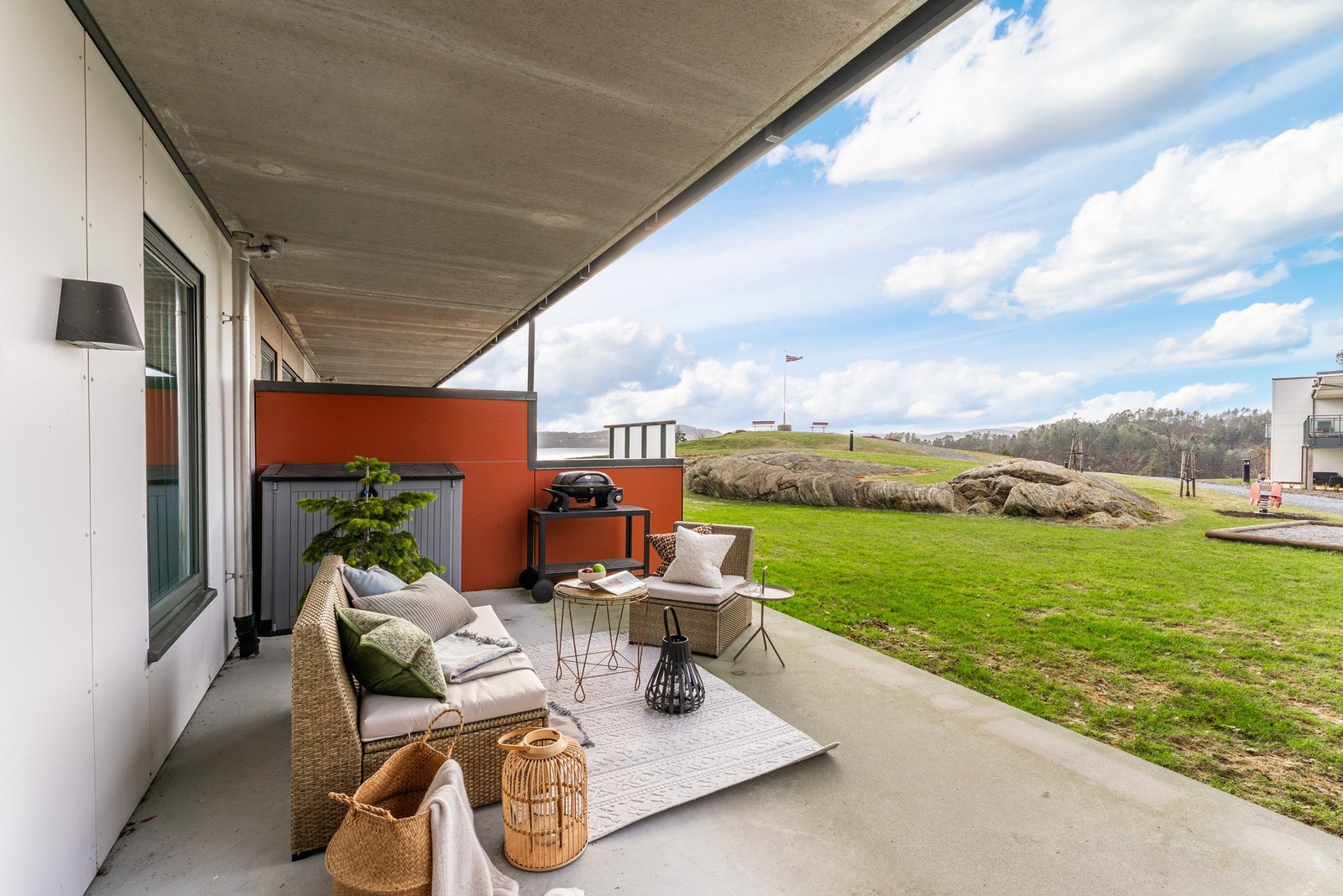 Terrasen har god plass til sofagruppe, spisebord m.m. Galleribilde