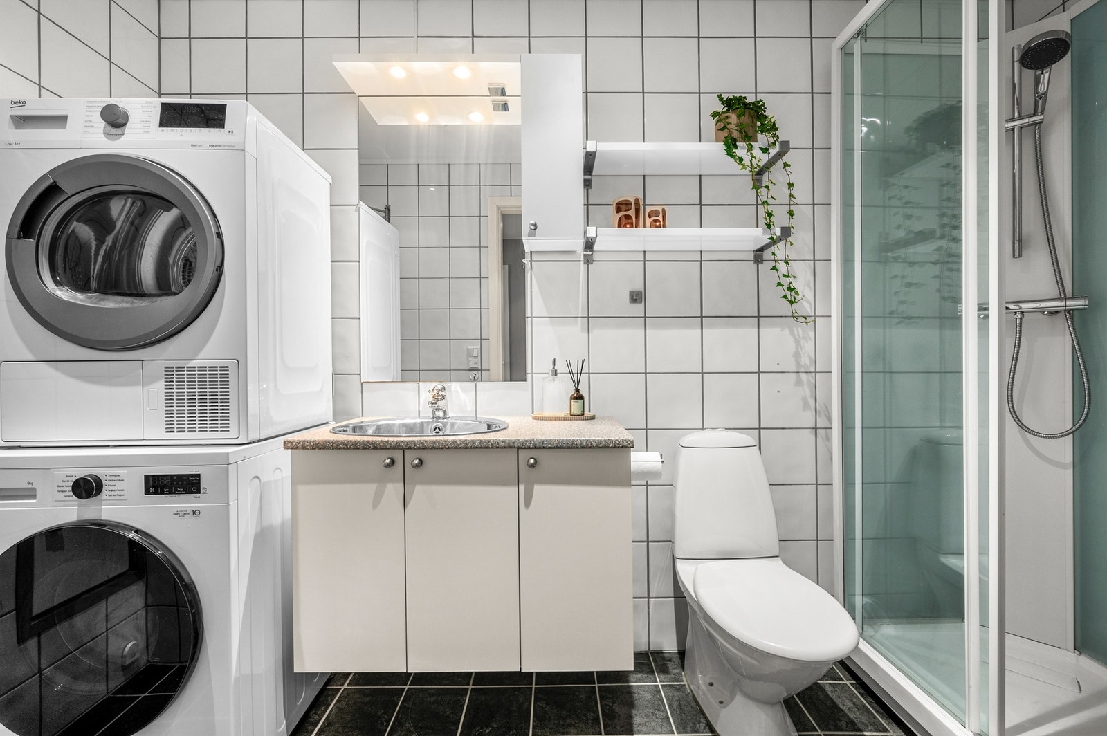 Plass til både vaskemaskin og tørketrommel her. Galleribilde