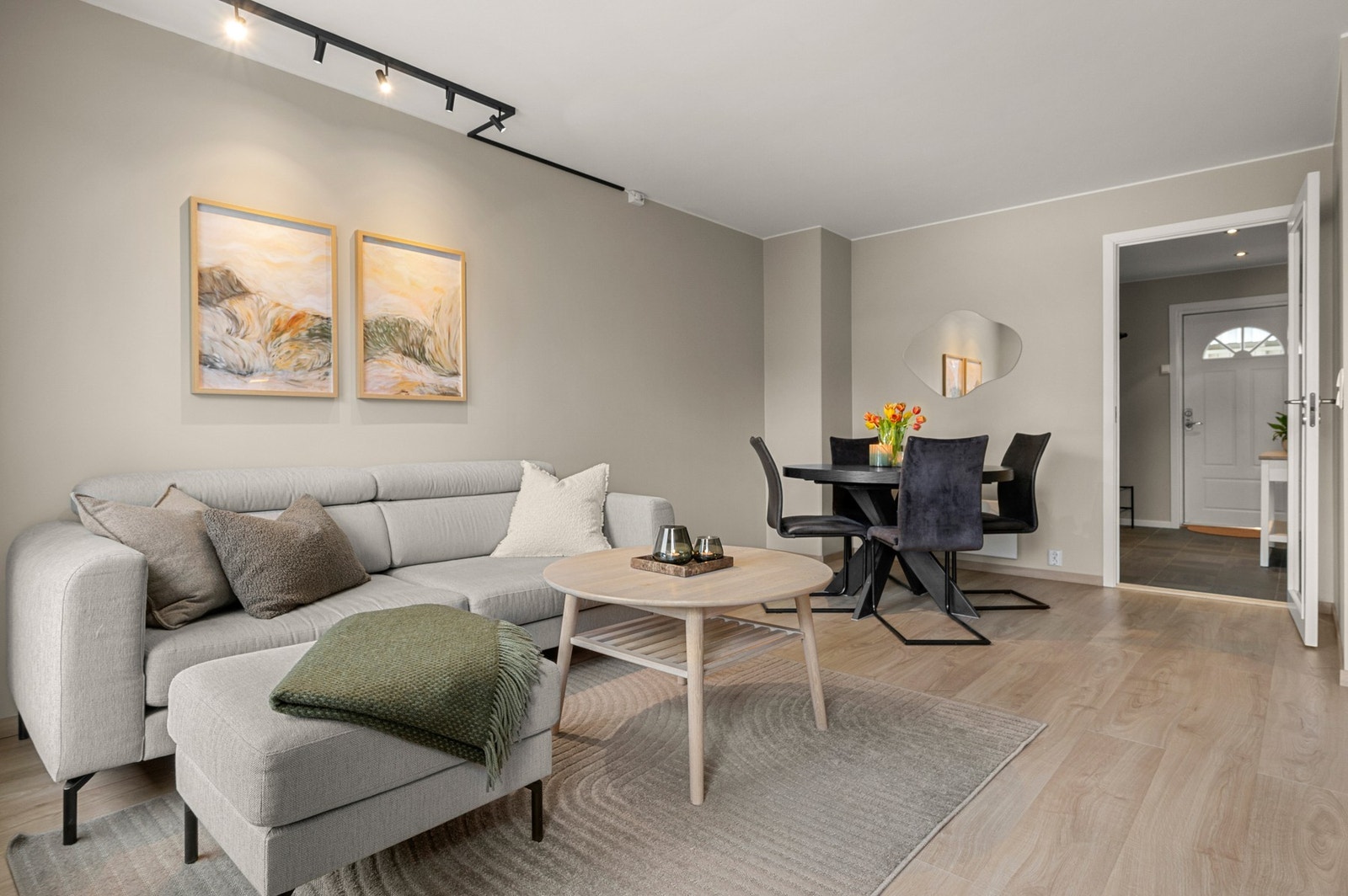 Stuas utforming gjør at det er god plass til både sofa og spisebord. Galleribilde