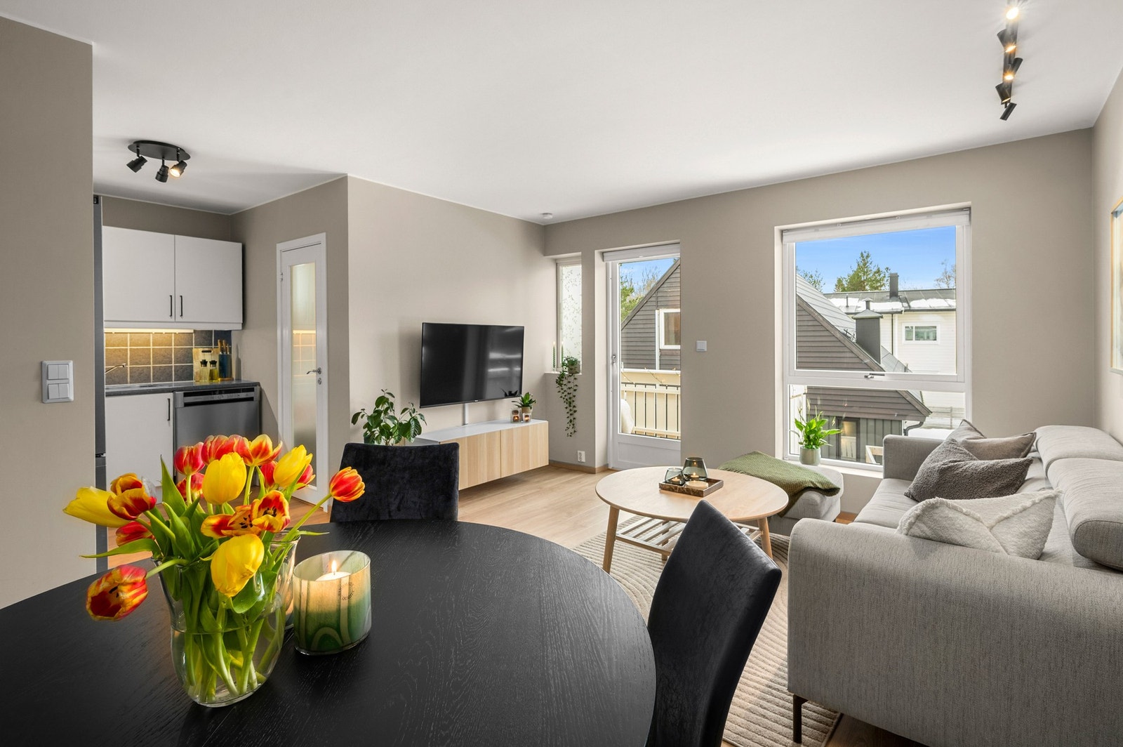 Lys og flott stue som med kjøkkenet er på totalt ca 23m2 - det er delt av et ekstra rom på opprinnelig stue. Galleribilde