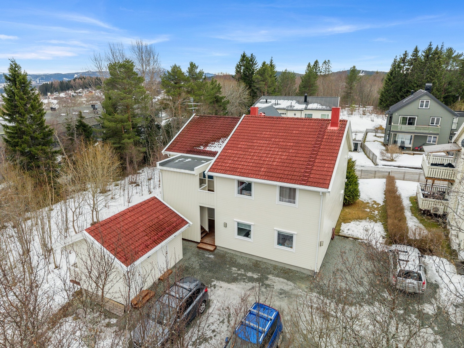 Godt med biloppstillingsplasser utenfor bygget. Bodplass i fellesbod ved parkeringen. Galleribilde