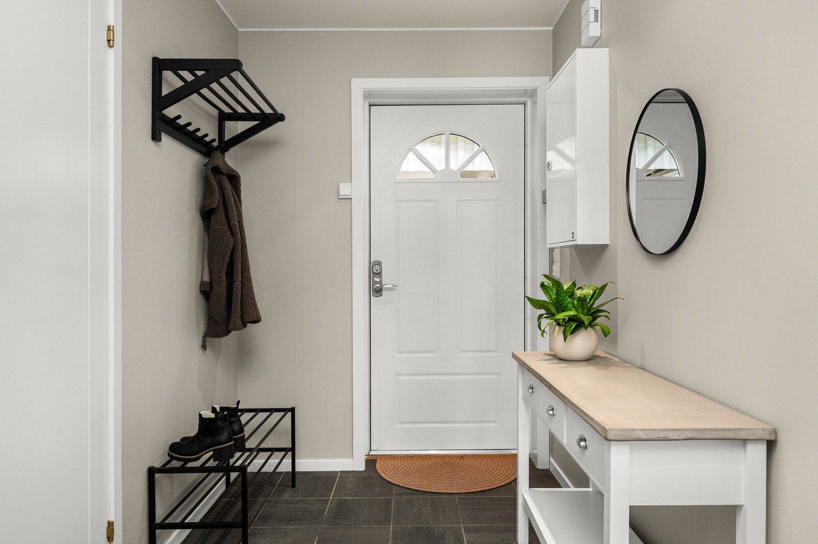 Gangen er ca 4,5m2 med flislagt gulv med varme. Også gangen er oppgradert nylig med malte, slette flater på vegger og i tak. Galleribilde