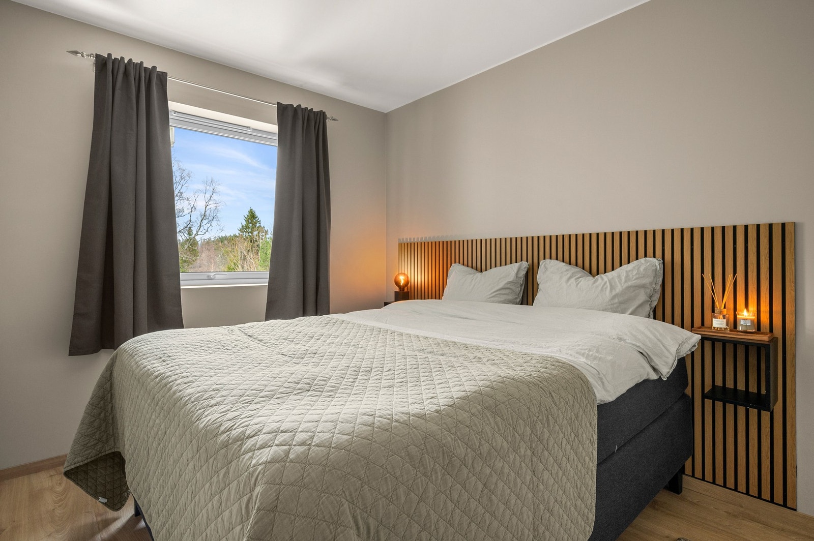 Soverommet på ca 10m2 er nylig pusset opp. Galleribilde