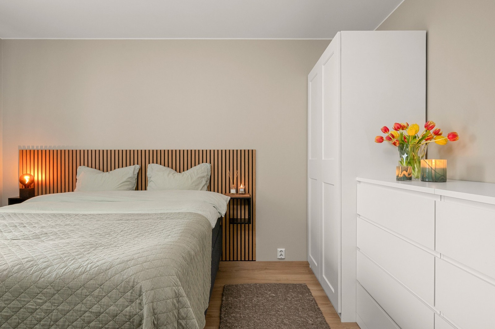 Godt med garderobeplass på soverommet. Galleribilde