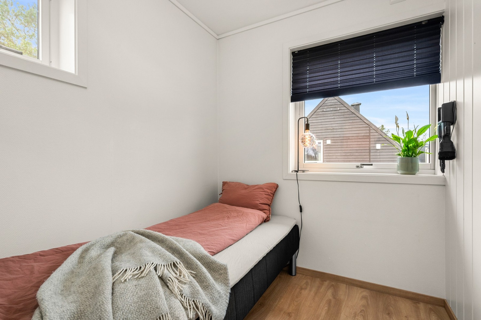 Rommet som er delt av fra stua er ca 4m2, og har fungert som både kontor, bod og gjesterom. Galleribilde