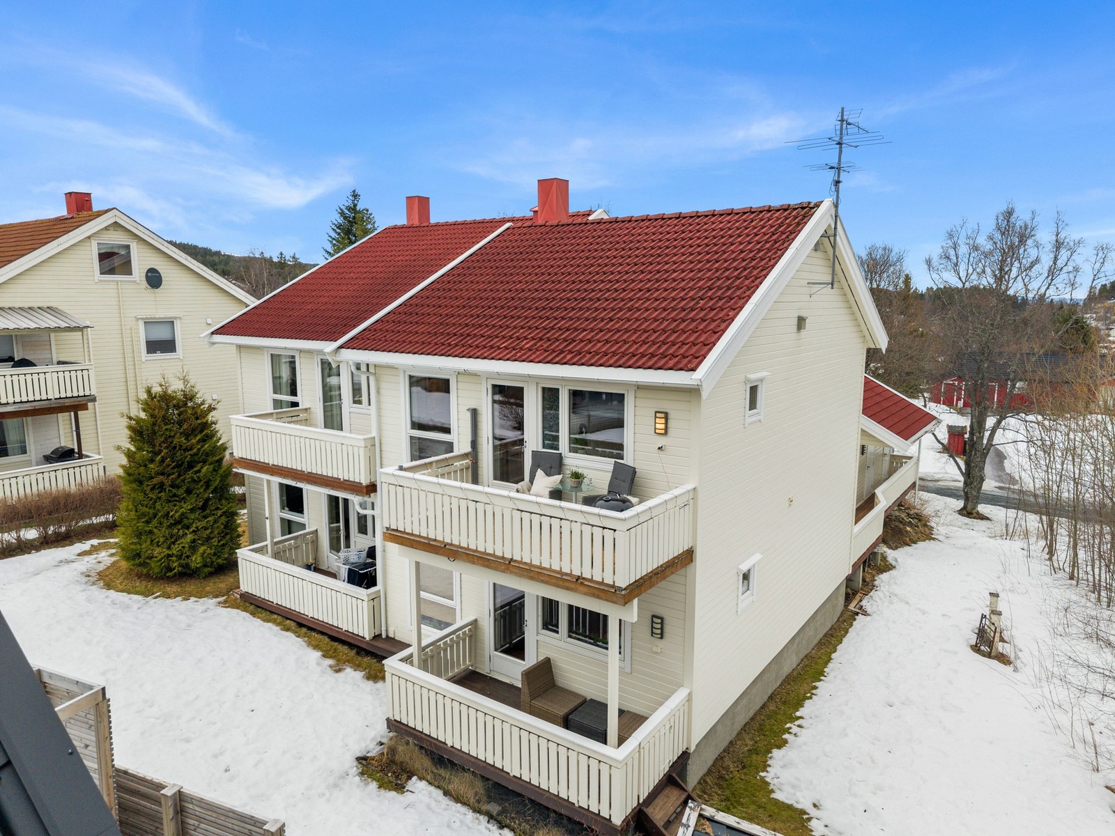 Boligen ligger fint til på Ugla med nærhet til Bymarka - gode solforhold på verandaen! Galleribilde