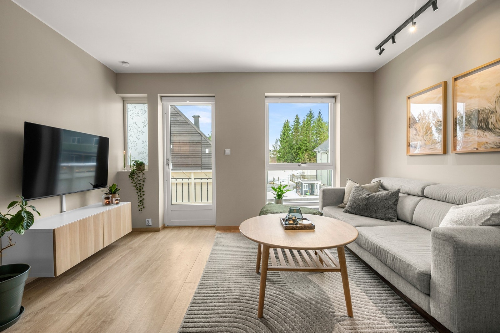 Stua er pusset opp i 2025 med nye overflater, og er malt opp delikate farger. Galleribilde