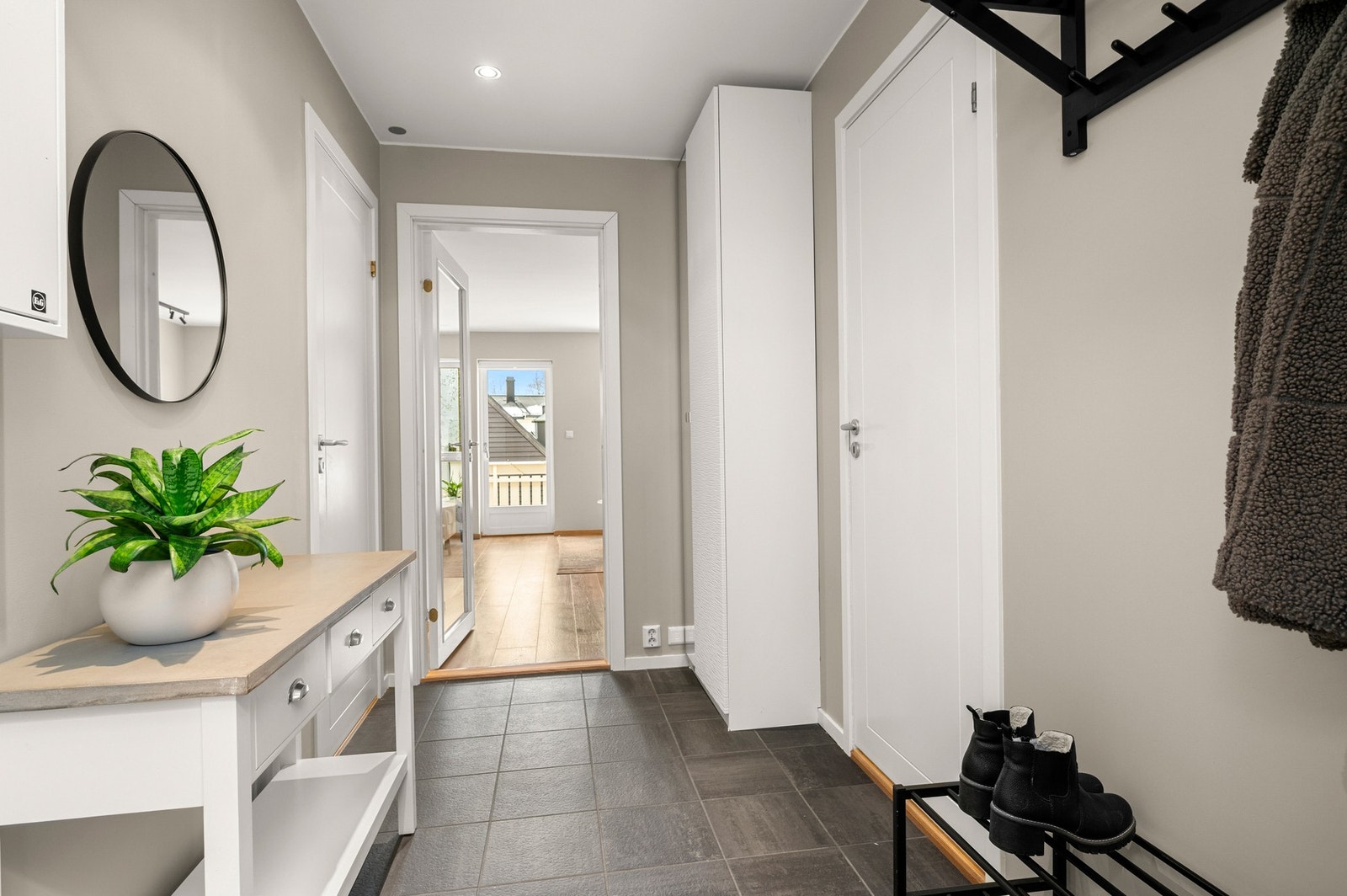 Fra leiligheten er det luke til kaldloft, slik at man har oppbevaringsplass over hele leiligheten. Galleribilde