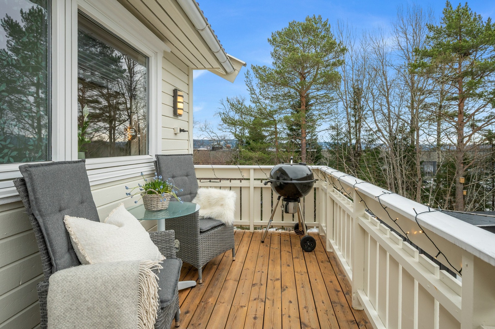 Koselig, skjermet veranda med gode solforhold. Galleribilde