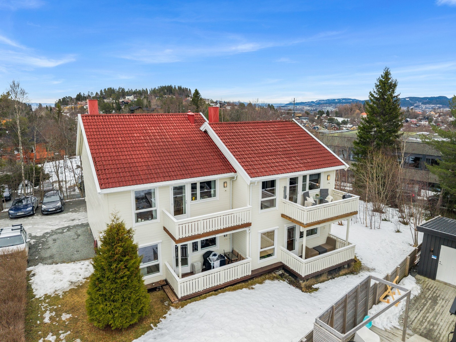 Godt med biloppstillingsplasser utenfor bygget. Galleribilde