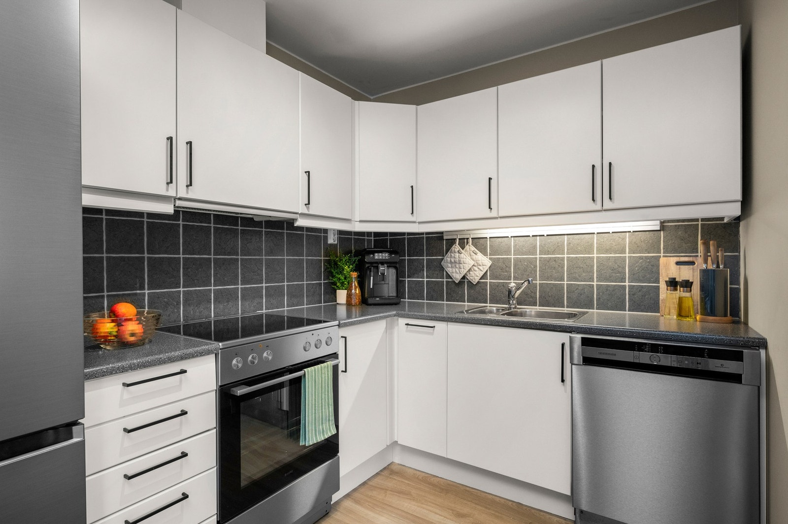 Kjøkkenet fremstår i god stand, og er modernisert med nye håndtak på skuffer og dører. Godt med oppbevaringsplass i både skuffer og skap. Galleribilde