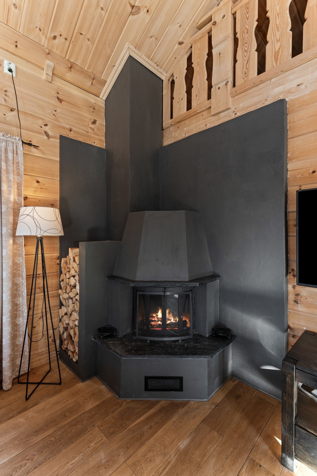 Den flotte peisen skaper både varme og en hyggelig stemning, perfekt for sene kvelder på fjellet. Galleribilde