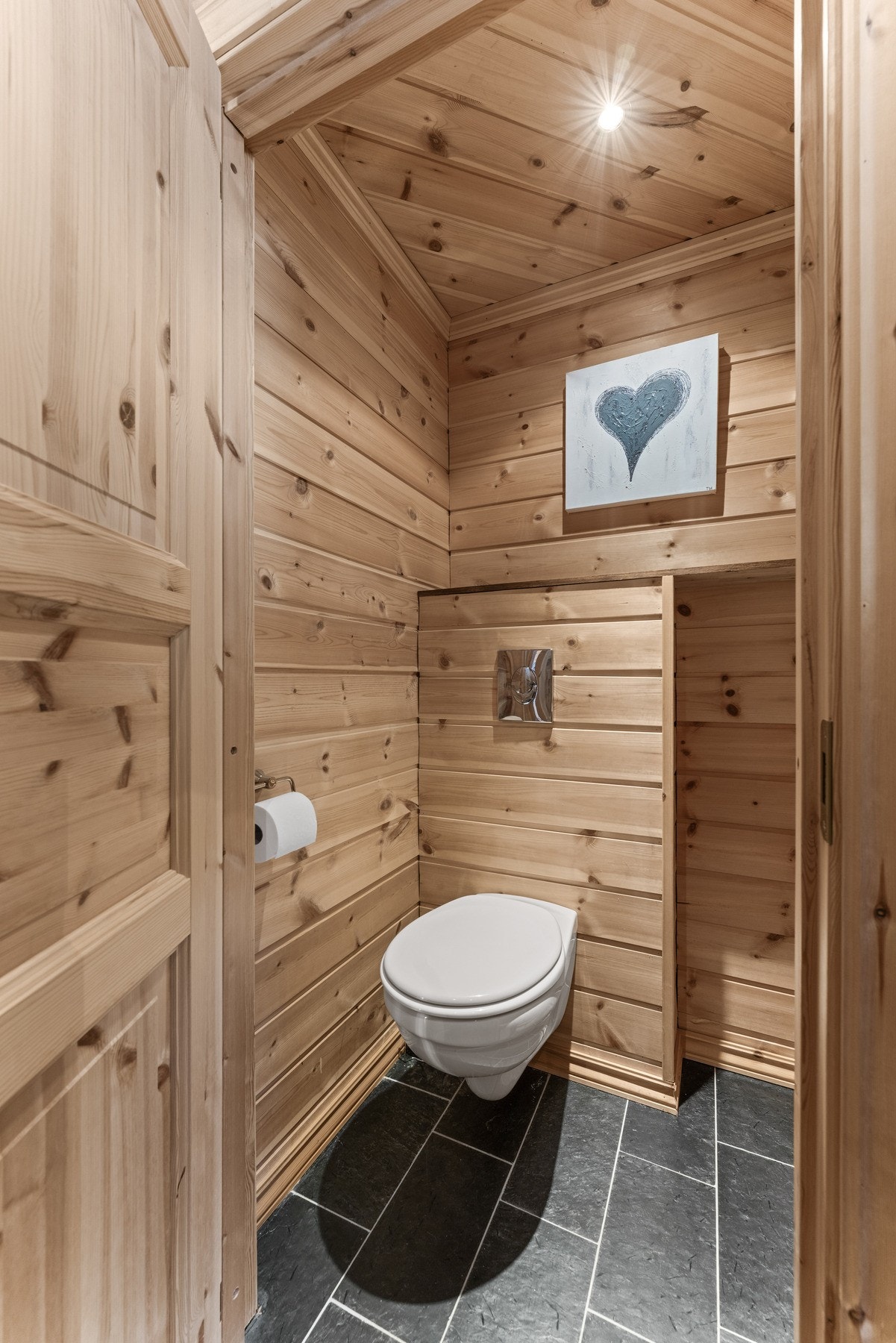 I tillegg finnes et eget toalettrom, som er svært praktisk for en hytte med mange sengeplasser. Dette har flislagt gulv med varme, panel på vegger og vegghengt toalett. Galleribilde