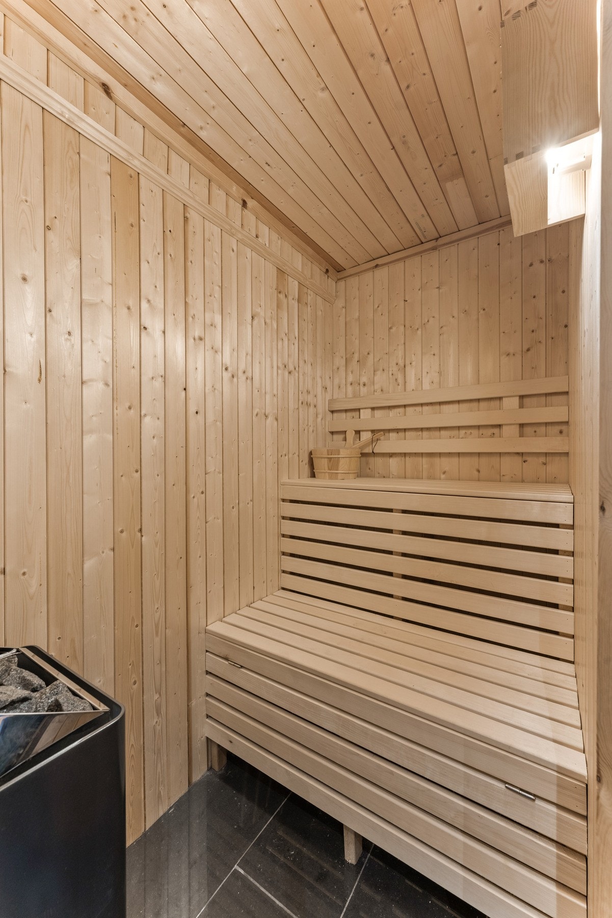 Badstuen har tradisjonell utførelse med panel og innredning i tre, og gir gode muligheter for avslapning. Galleribilde