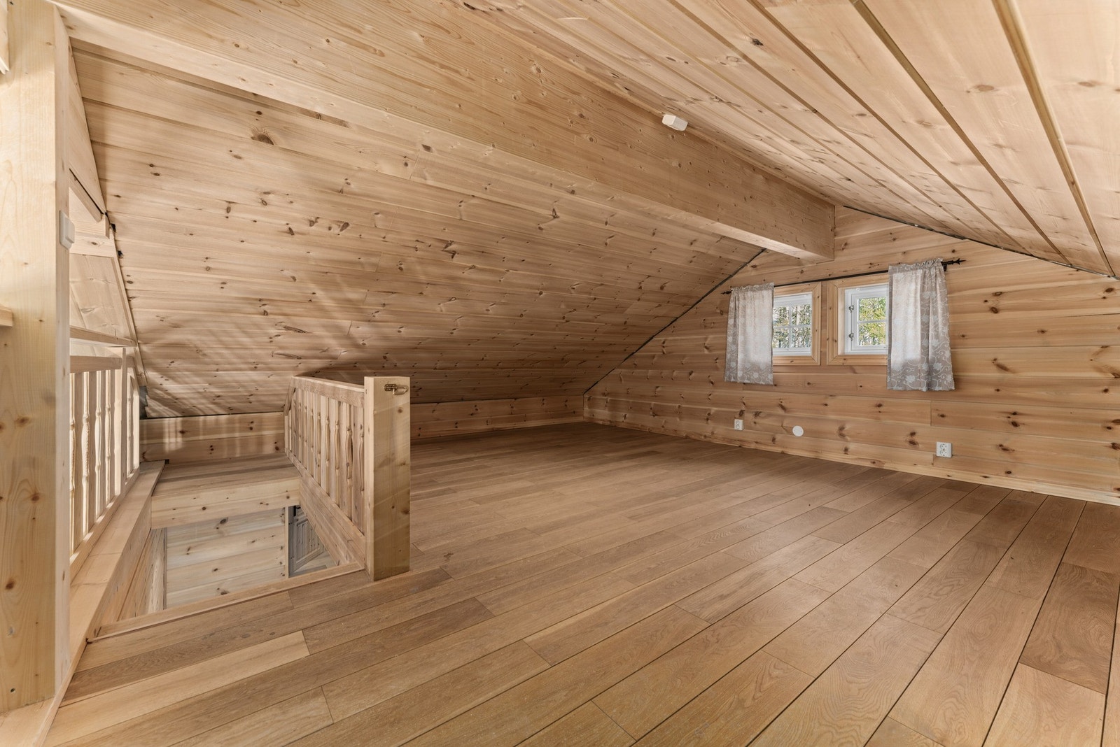 Hytta har også en romslig hems på ca. 27 m² gulvareal, med åpen løsning ned mot stua. Galleribilde