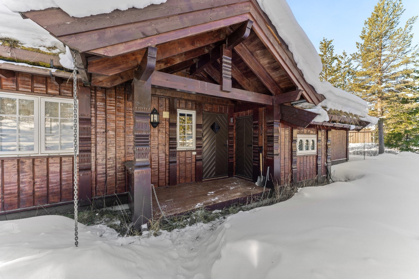 Ved inngangspartiet finner du en praktisk utvendig bod på ca. 3 m², perfekt for oppbevaring av ski, ved og annet utstyr. Galleribilde