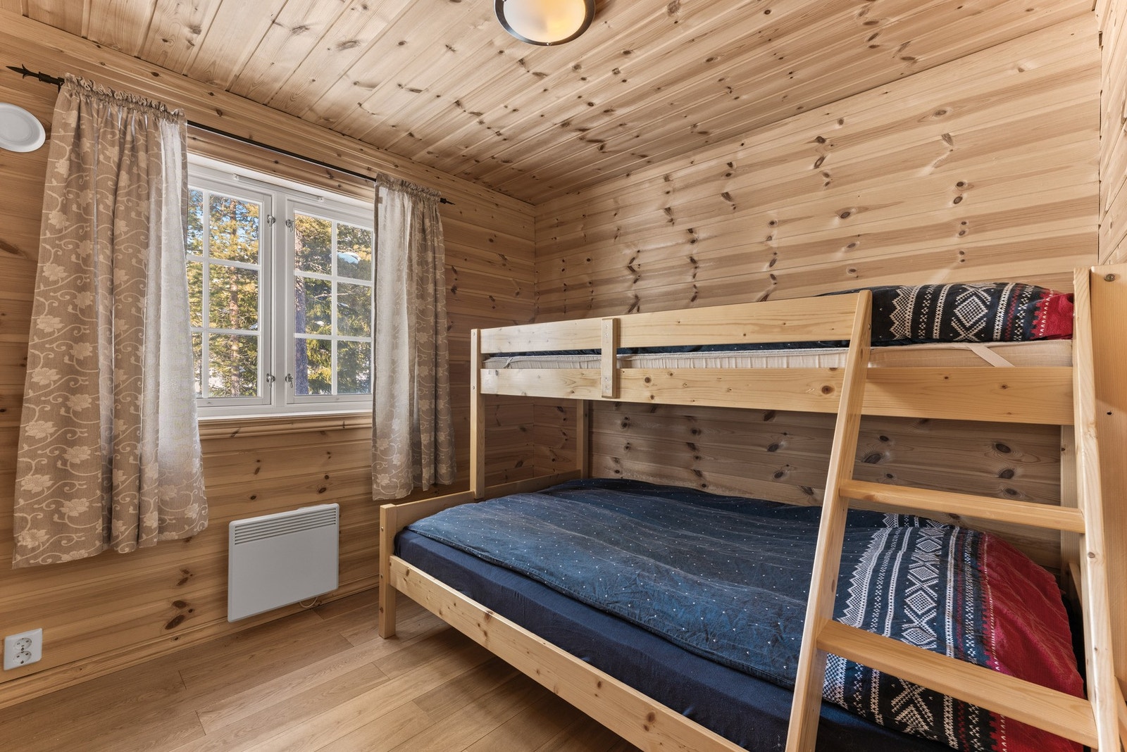 Totalt gir dette hele 11 sengeplasser i hovedetasjen, ideelt for storfamilien eller når du har gjester på besøk. Galleribilde
