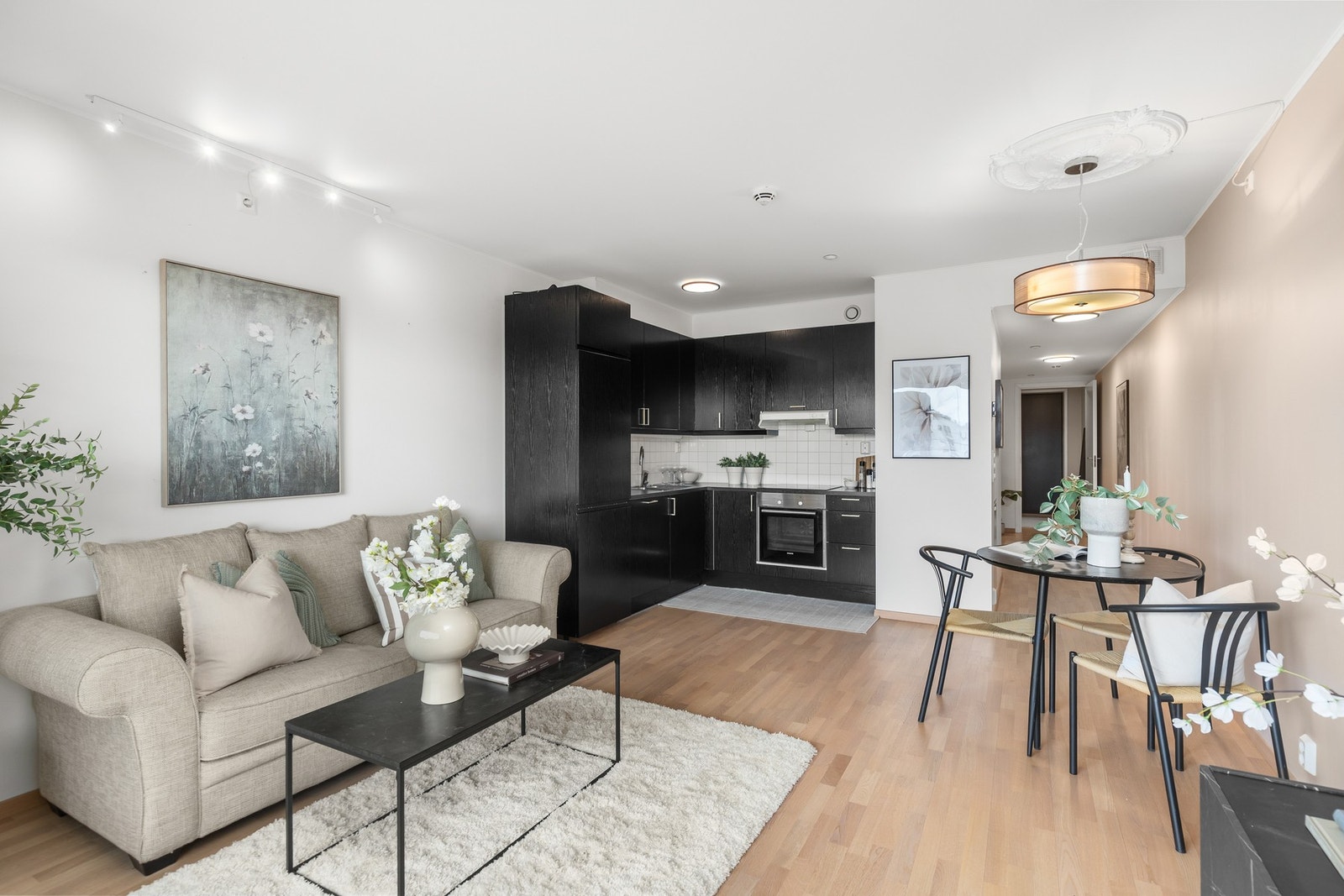 Stuen er malt i lys og moderne farger og fremstår som svært innbydende. Galleribilde