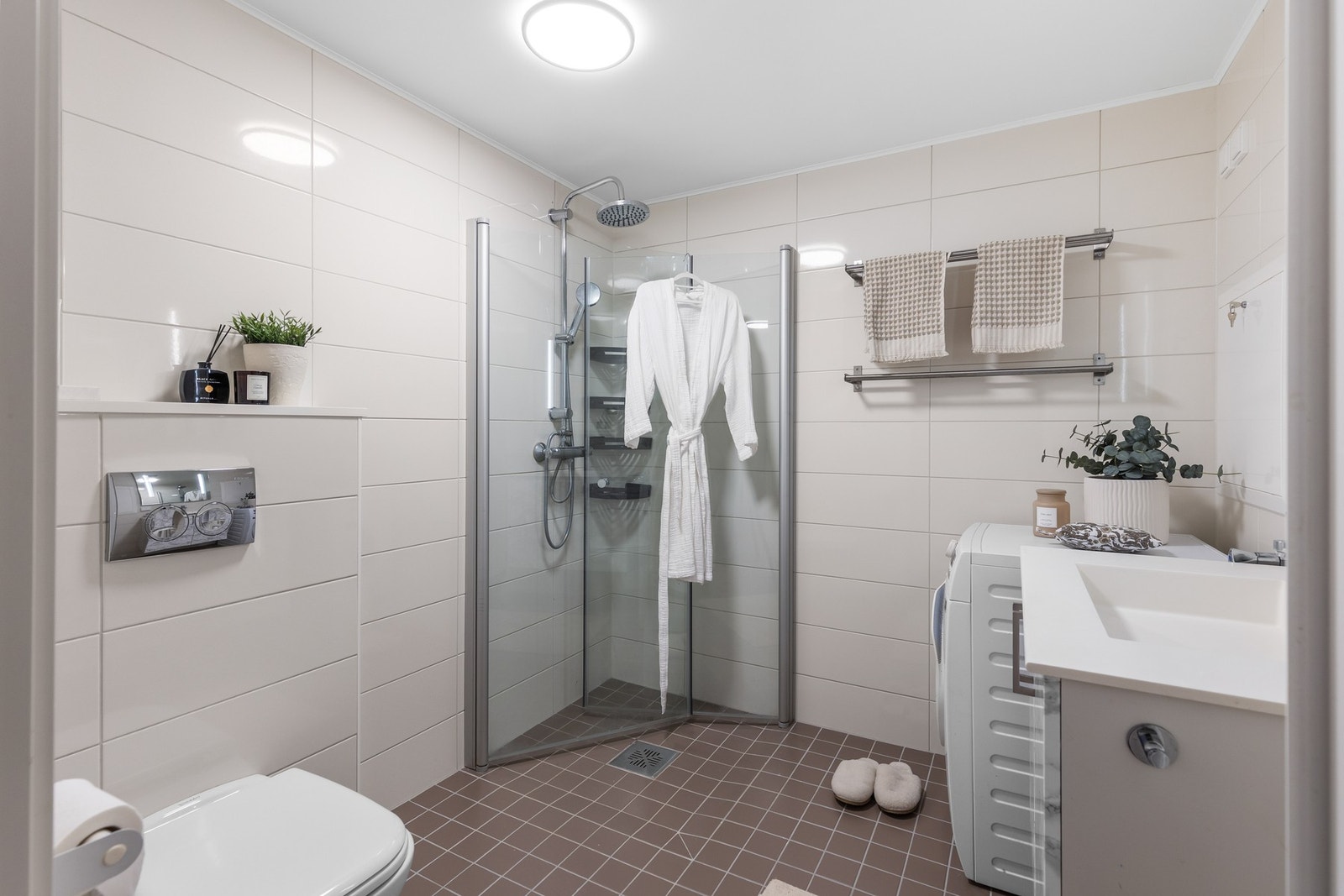 Pent flislagt bad på 4,9 kvm. Vegghengt toalett, dusjnisje og baderomsinnredning. Galleribilde