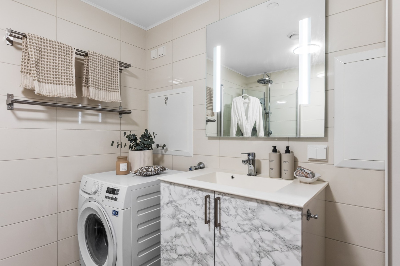 På badet er det opplegg for vaskemaskin. Galleribilde