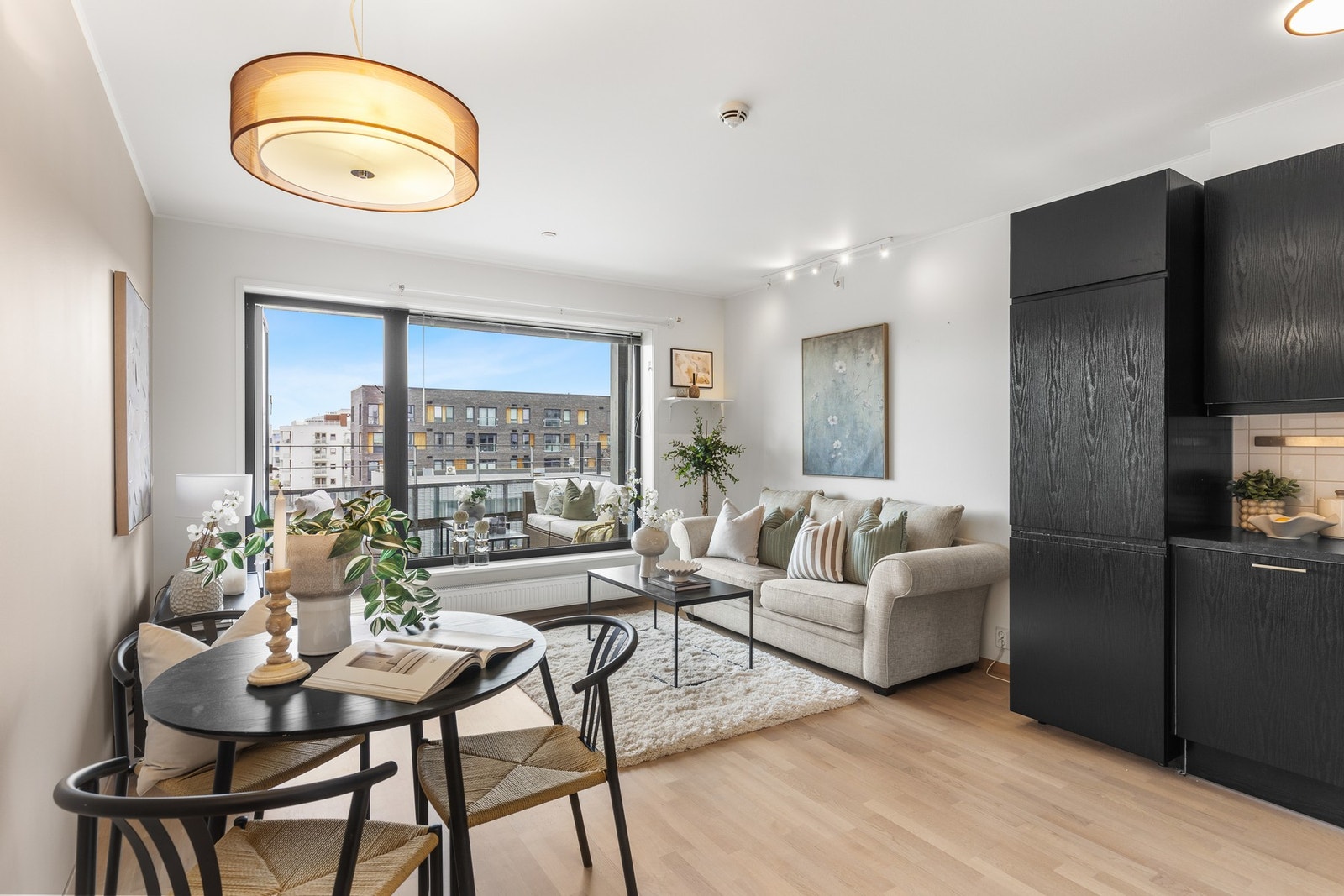 Det er rikelig med plass til en større sofagruppe og spisebord. Galleribilde