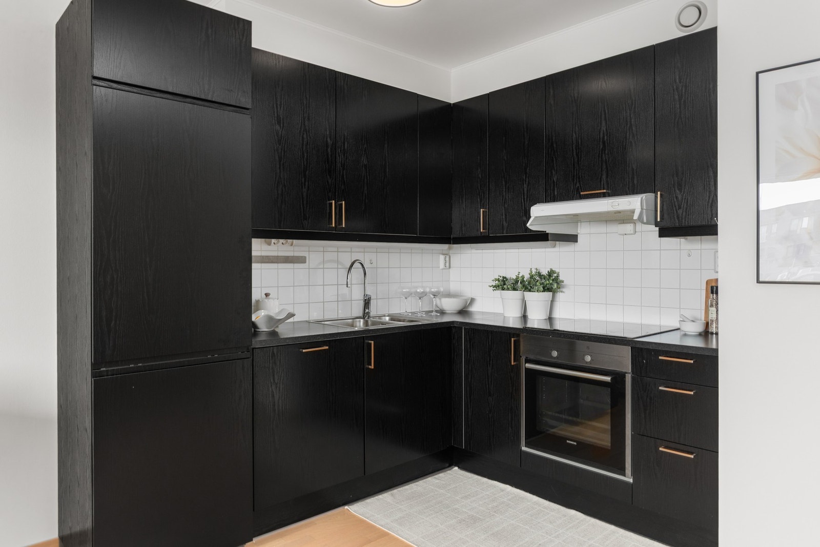 Kjøkkenet fremstår som pent og moderne og har rikelig med skap og benkeplass. Galleribilde