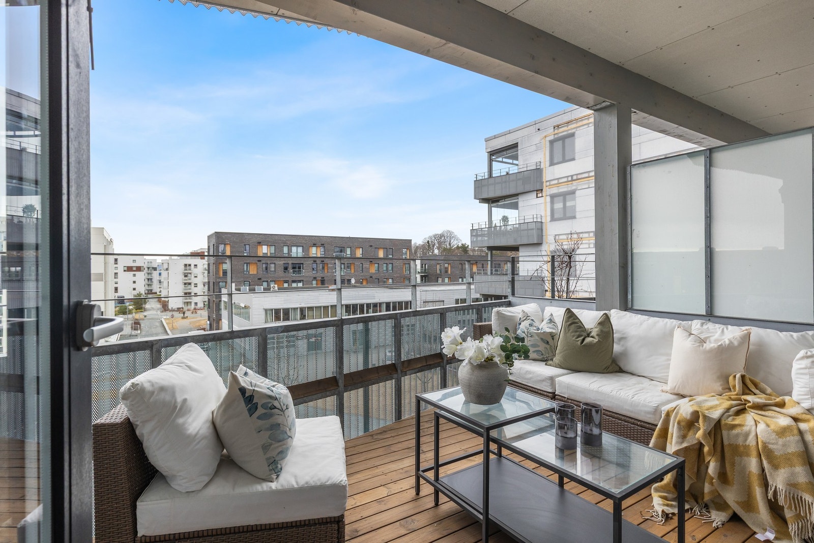 Fra balkongen er det fin utsikt med lite innsyn. Galleribilde