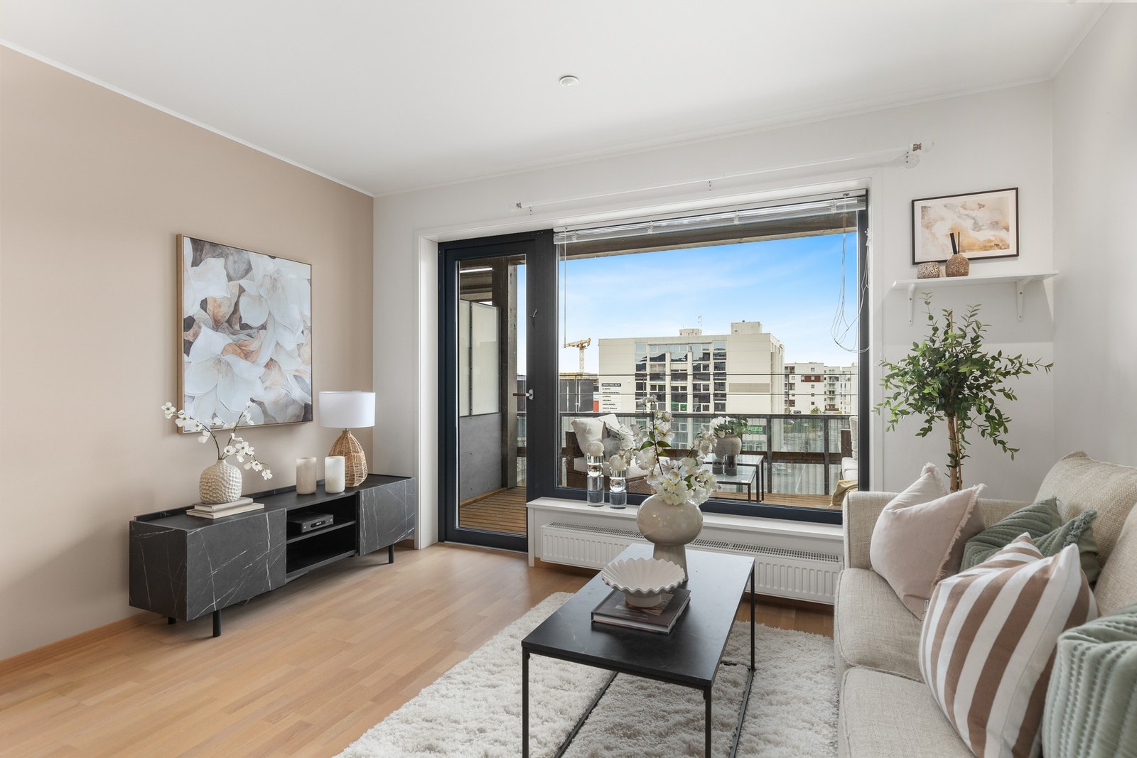 Leiligheten har en lys og fin stue på 19,4 kvm med direkte utgang til en solrik balkong. Galleribilde