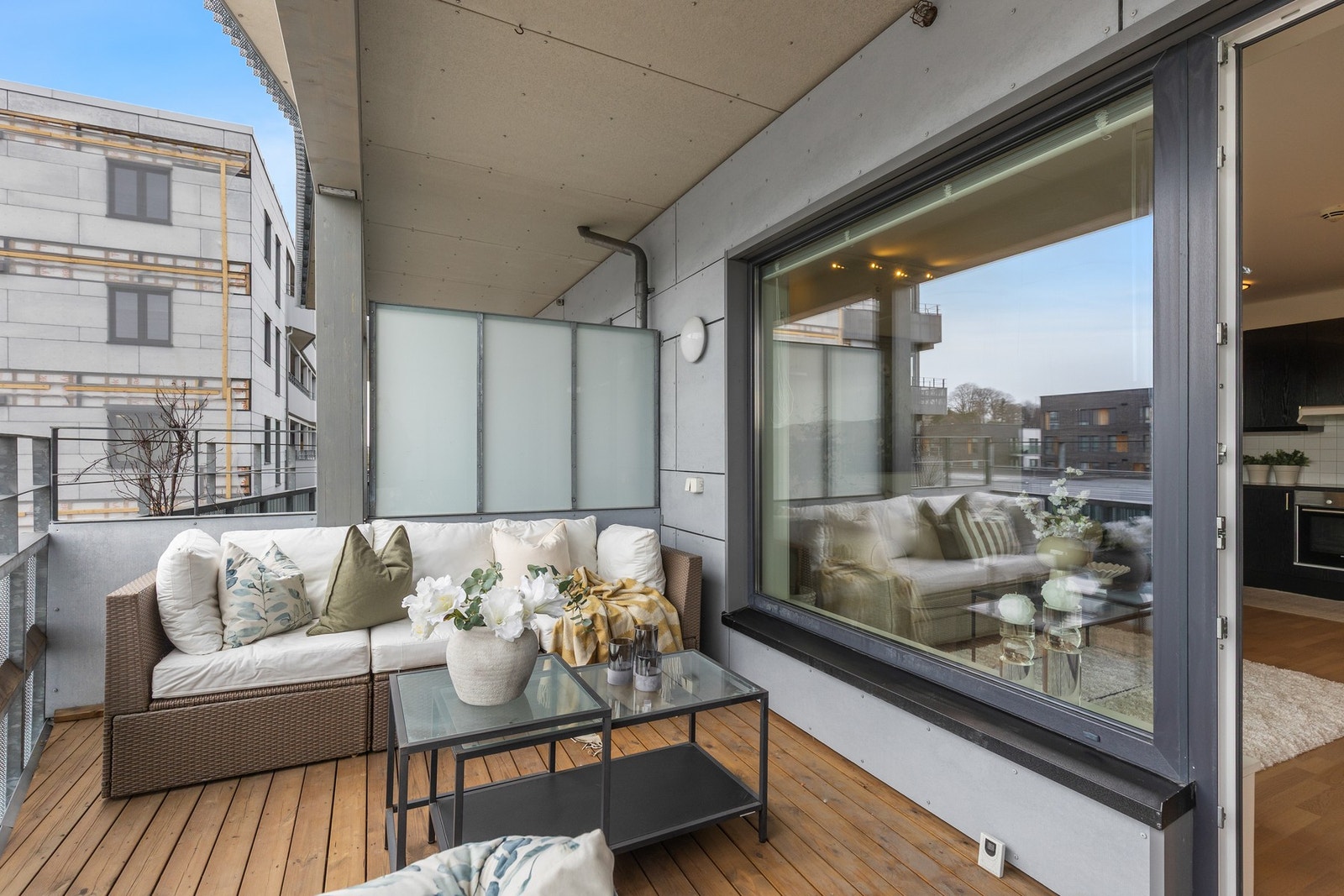 Herlig solrik balkong med golde solforhold. Galleribilde