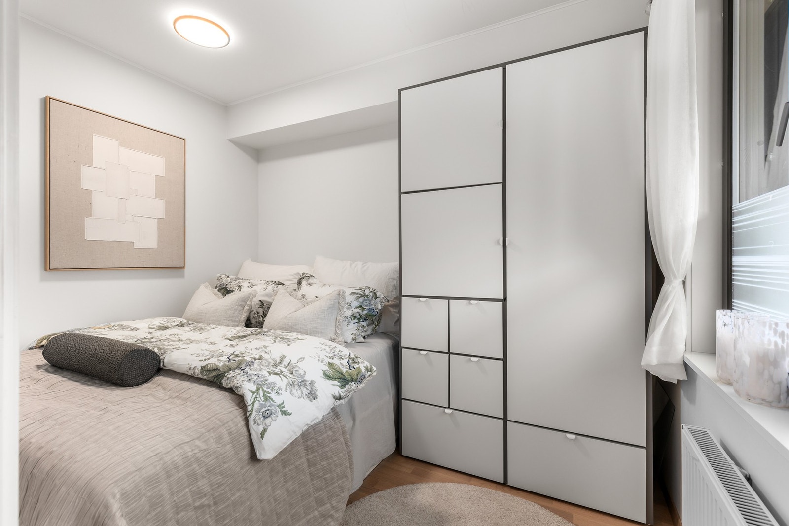 Lyst og fint soverom på 7 kvm. Rommet ligger vendt mot rolige omgivelser. Stort garderobeskap medfølger handelen. Galleribilde