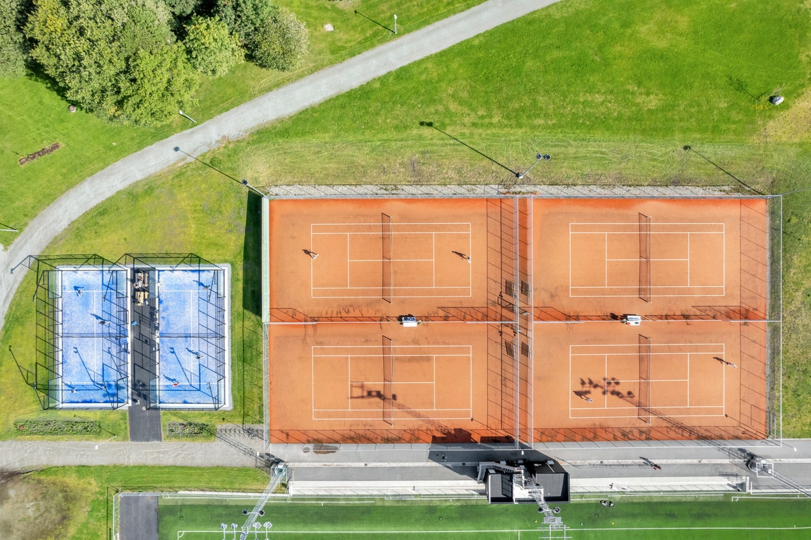 Langs Ladesletta finner du en store grøntområder, padelbaner, tennisbaner, fotballbaner, volleyballbaner og mer. Galleribilde