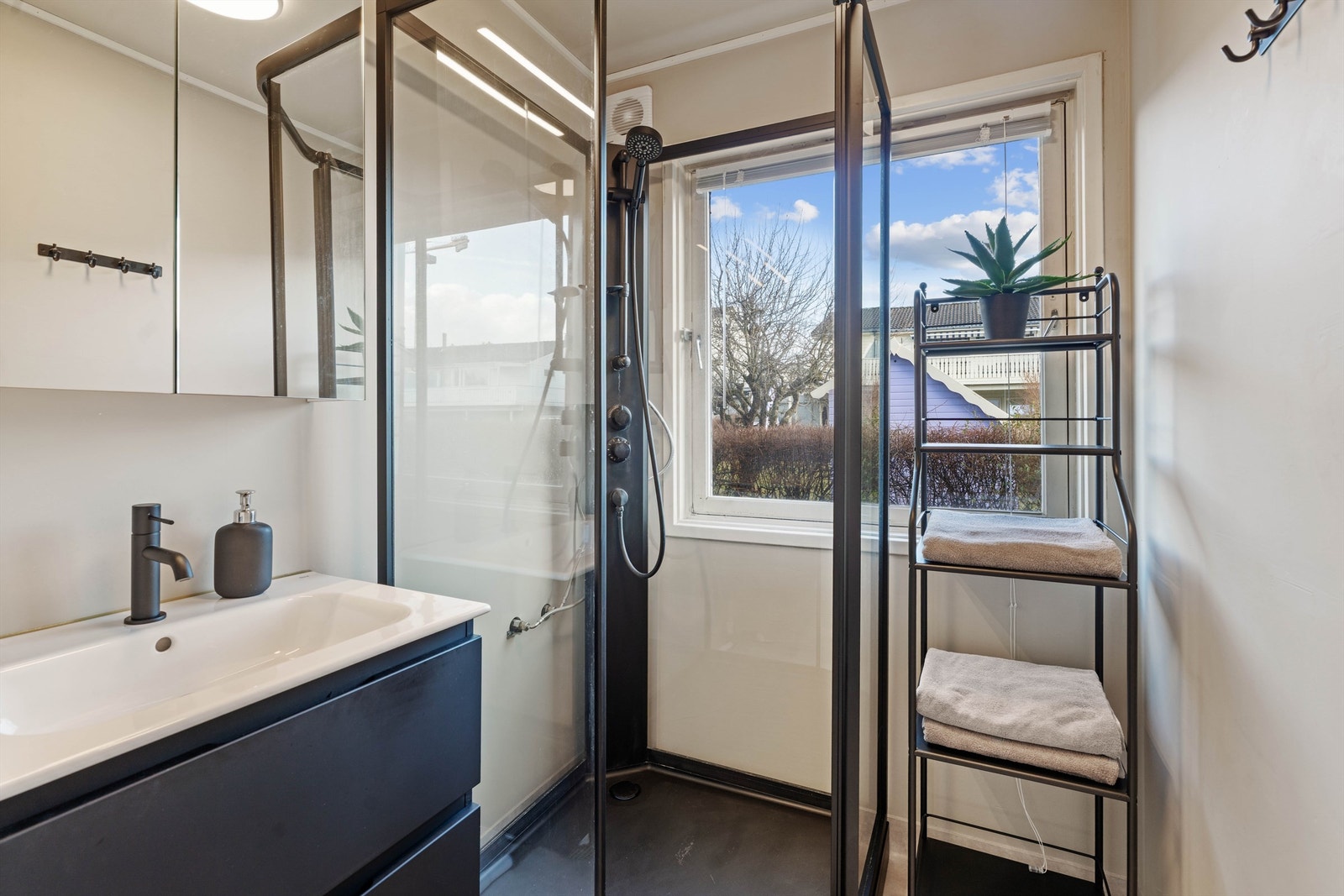 Badet i første etasje har dusjkabinett, servantinnredning og nytt gulvbelegg fra 2024. Galleribilde