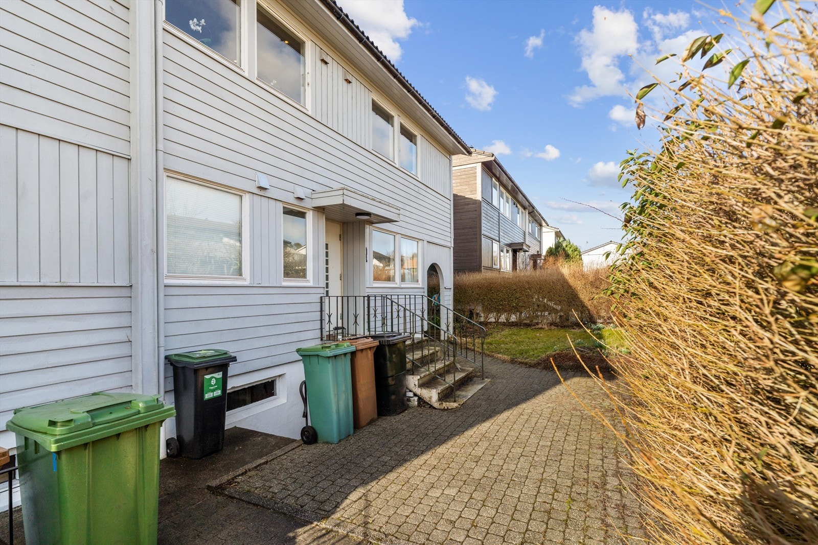 Eiendommen ligger i et rolig og etablert boligområde. Galleribilde