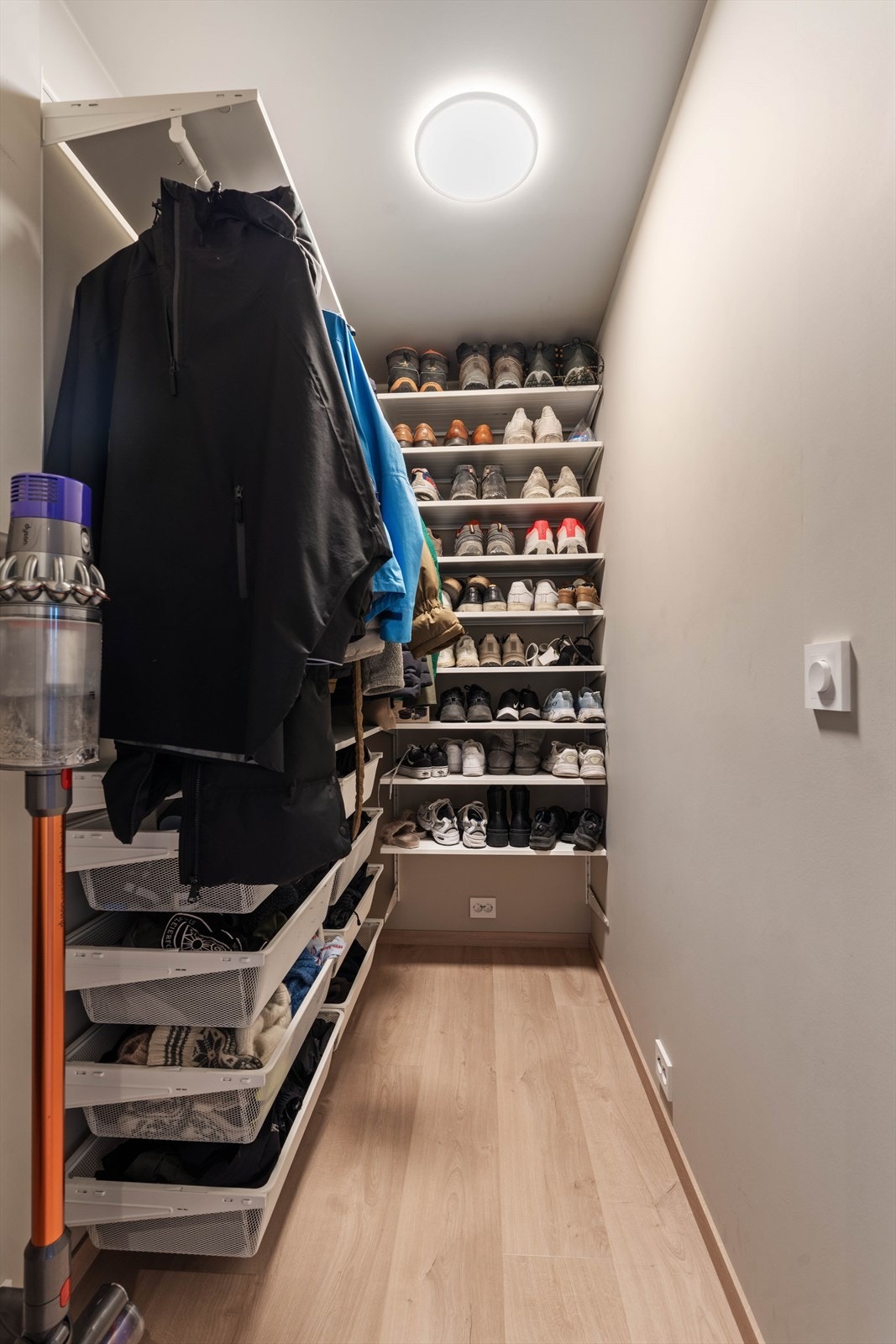 En praktisk bod i tilknytning til gangen gir ekstra lagringsplass. Galleribilde