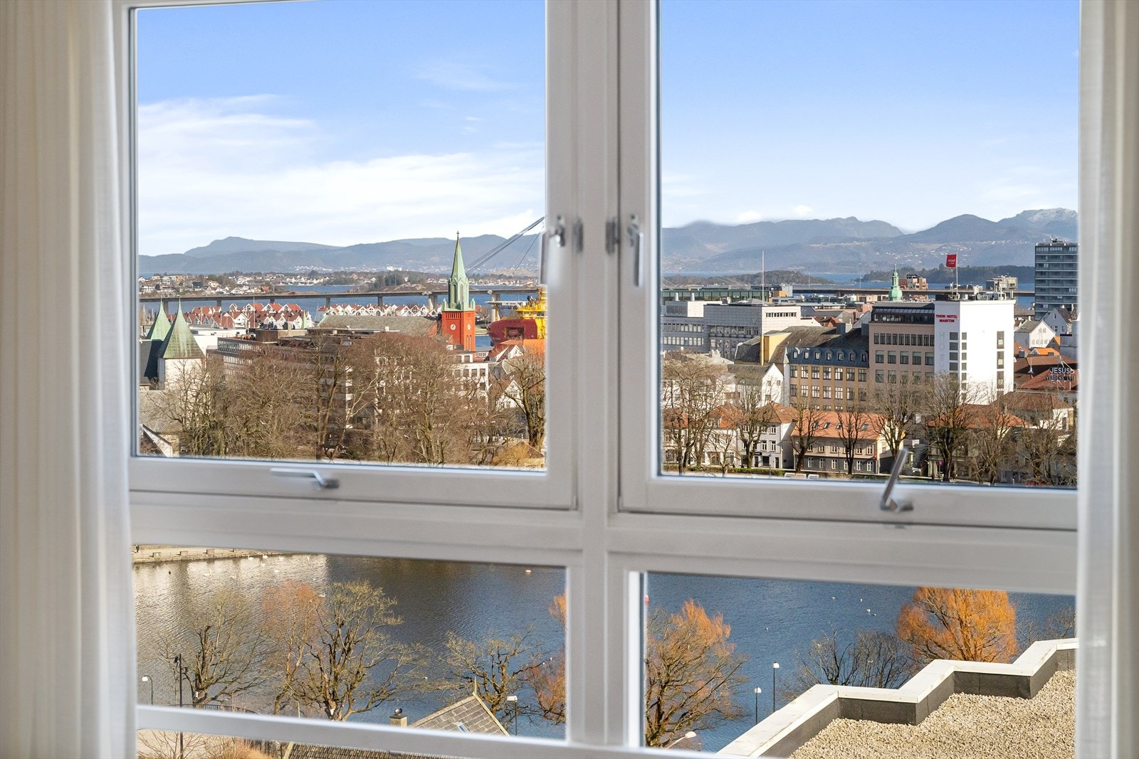 Fantastisk utsikt over byen, Ryfylke og Breiavannet Galleribilde