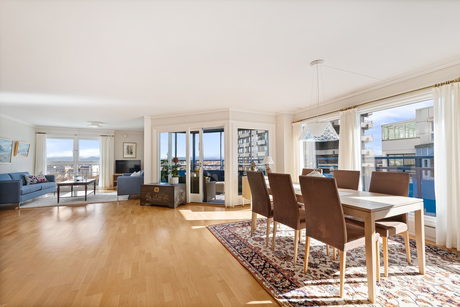 Luftig og flott stue. Flere gode vindusflater og utsikt fra flere sittegrupper Galleribilde