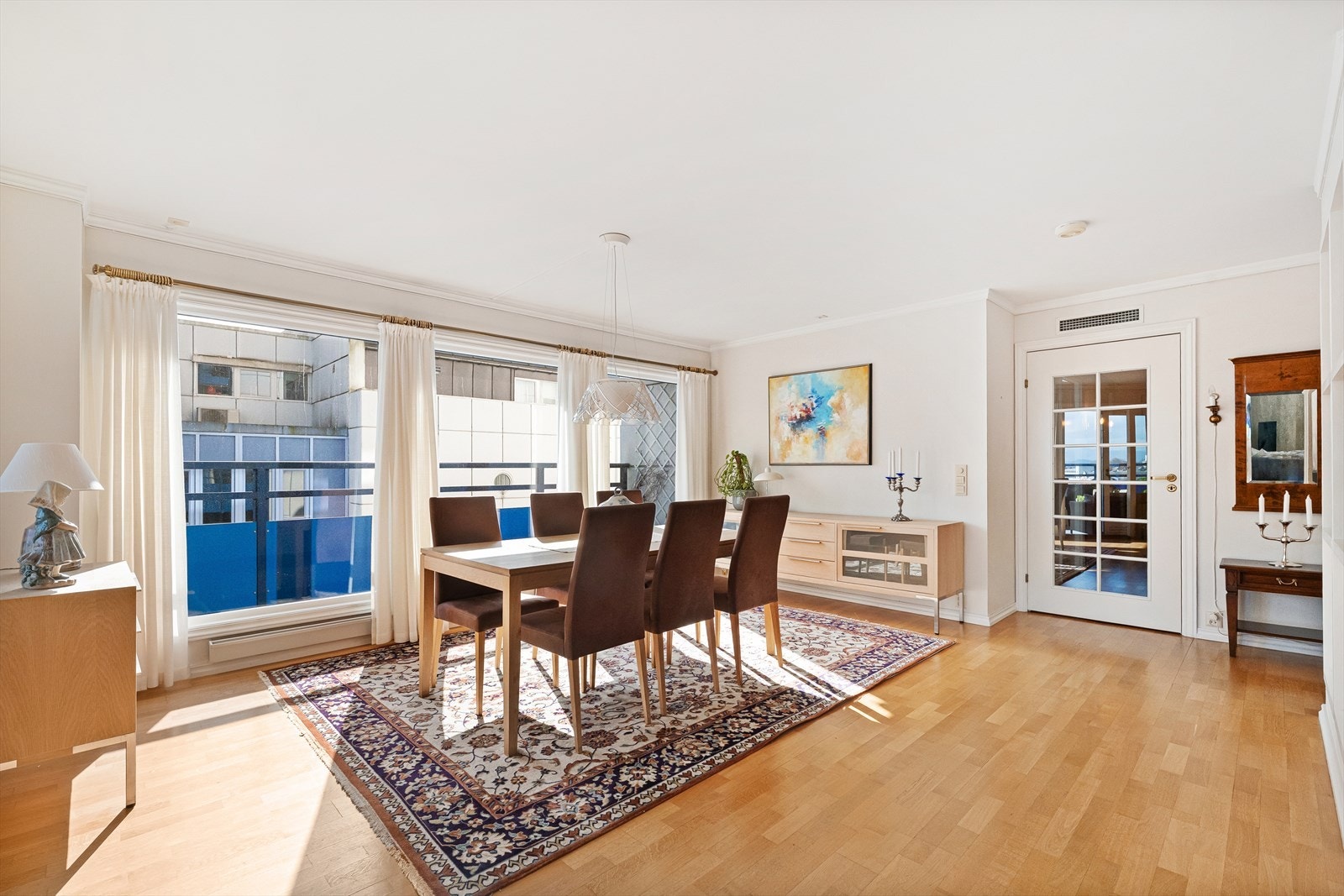 God plass til spisebordet og fremdeles flere sofagrupper Galleribilde