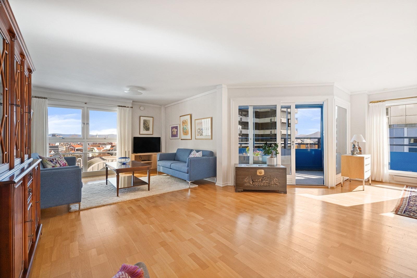 Balkongen ligger meget godt plassert og gir en god fordeling av rommet. Galleribilde