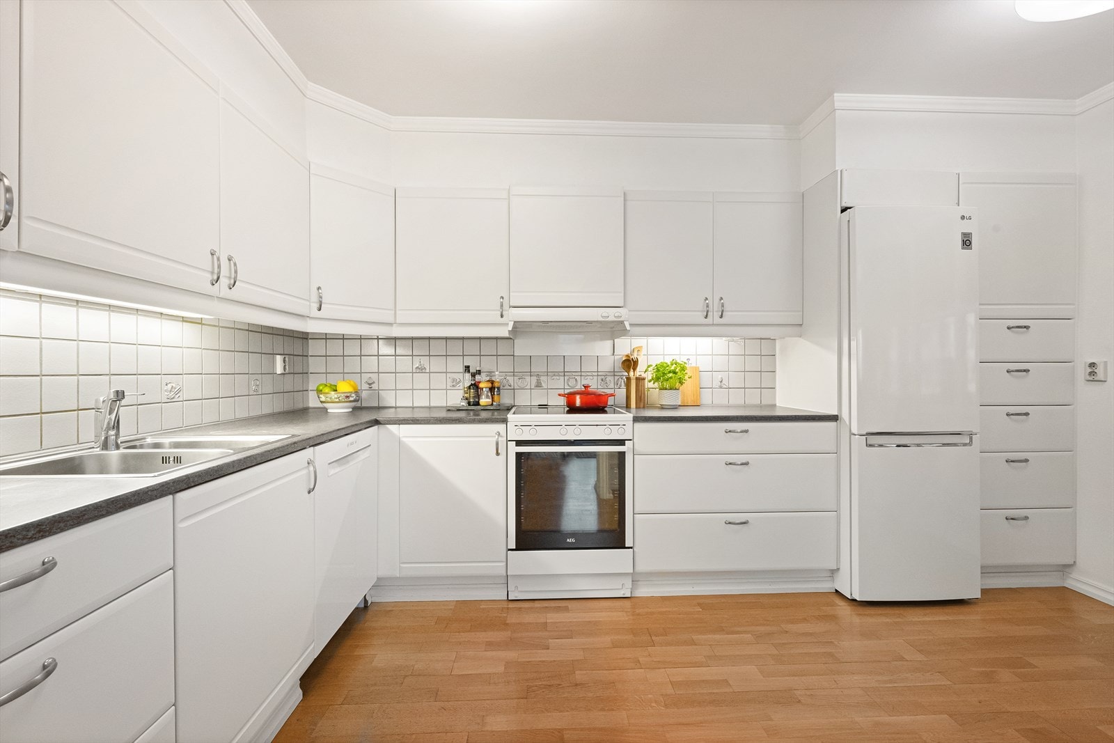 Lyst og tidløst kjøkken Galleribilde