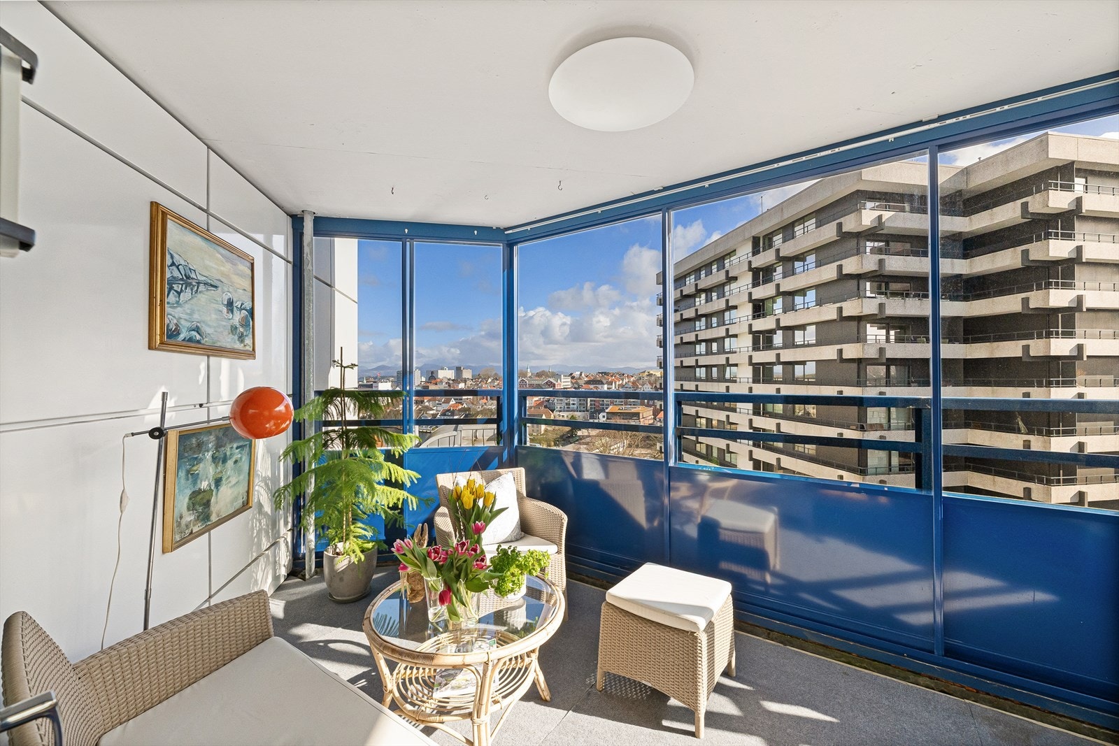 Deilig balkong med utsikt i flere retninger. Gode solforhold Galleribilde