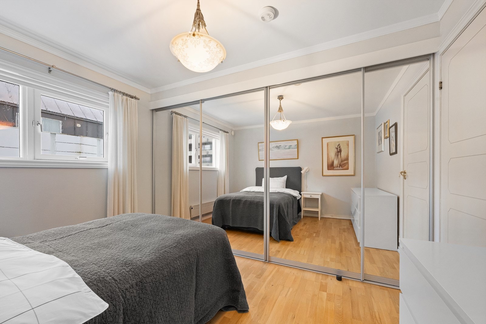 Hovedsoverom med stor speilgarderobe Galleribilde