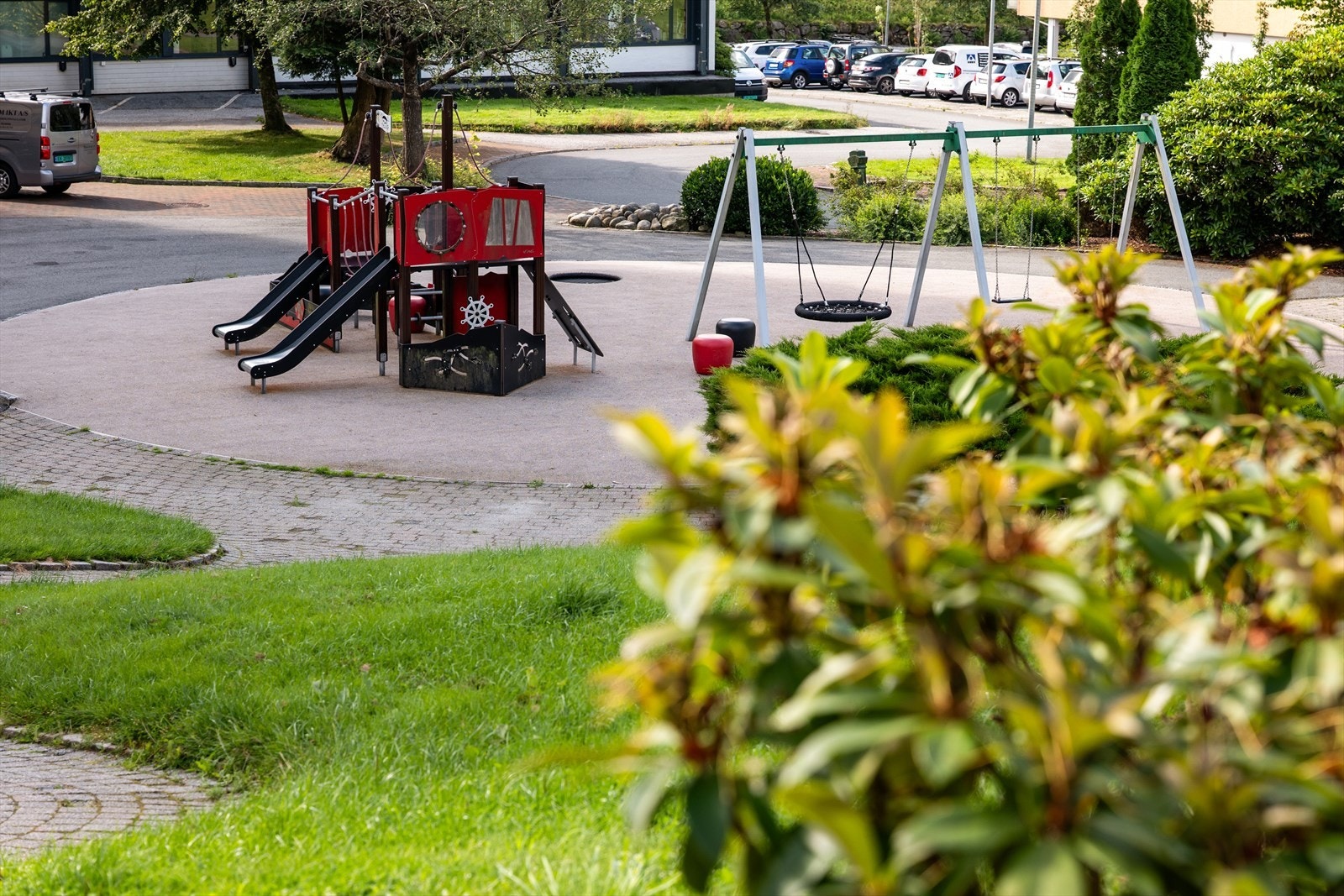 Lekeplass like ved blokken Galleribilde