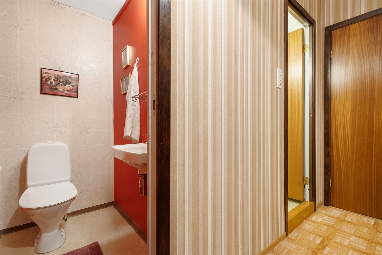 Eldre toalettrom på ca. 1,43 m² Galleribilde