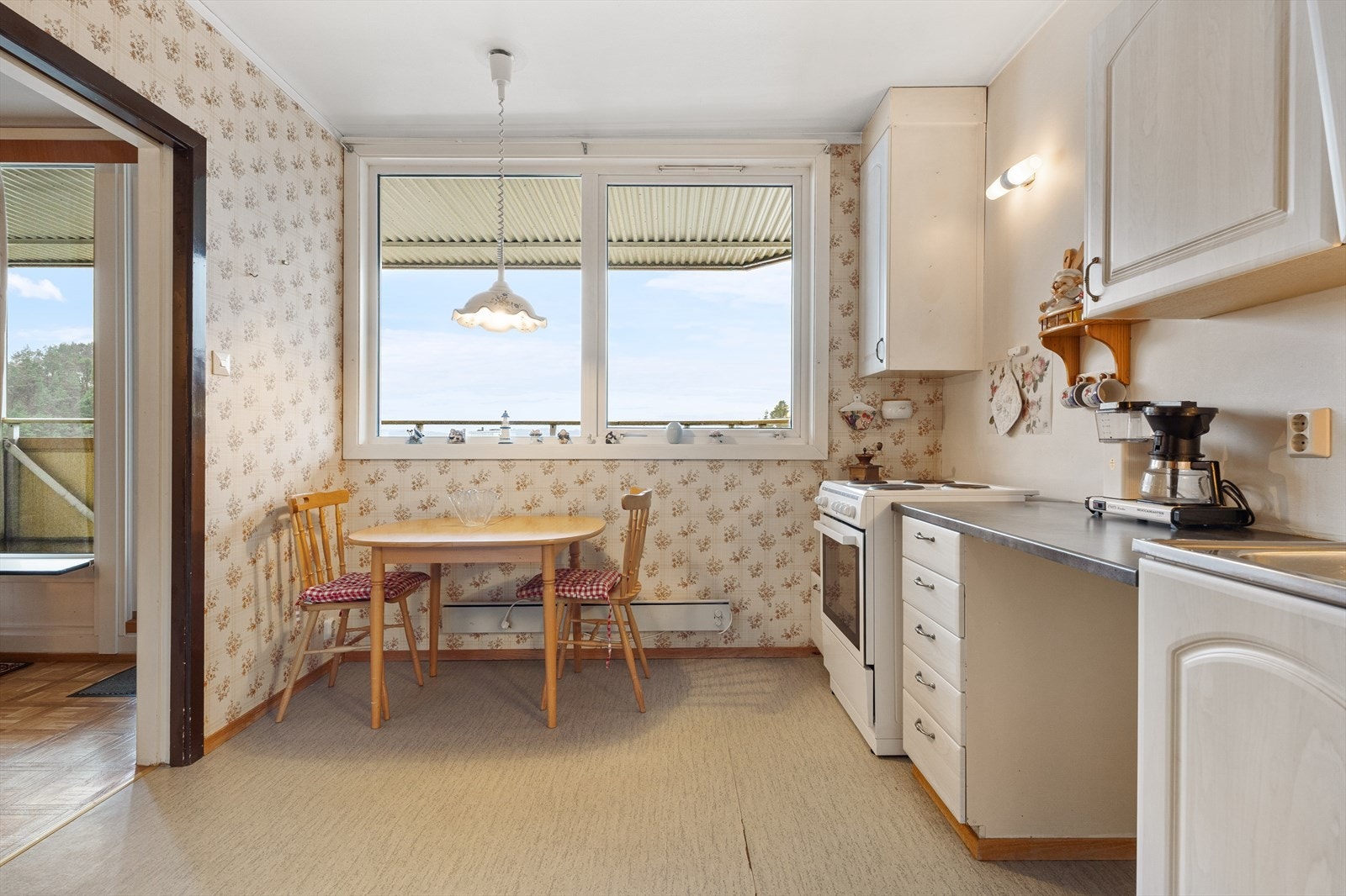 Hyggelig spiseplass ved vinduet innenfor altanen på ca 17 m² Galleribilde